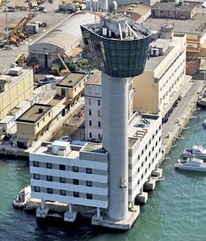 Imagem de arquivo mostra a plataforma do porto de Gênova que entrou em colapso após ser atingida por uma embarcação (Foto: AP/AR/Studio6/LaPresse)
