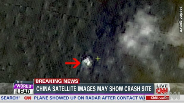 Vídeo da rede americana CNN mostra imagem de satélite chinês com manchas que poderiam indicar localização do avião desaparecido (Foto: Reprodução/CNN)