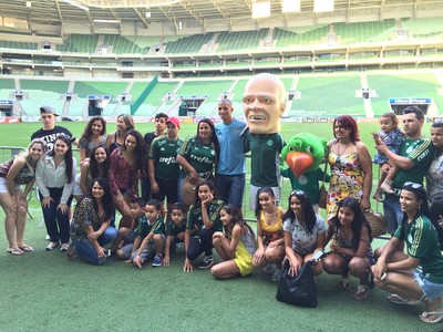 Guia por um dia, Vitor Hugo canta hino do Palmeiras e converte parentes