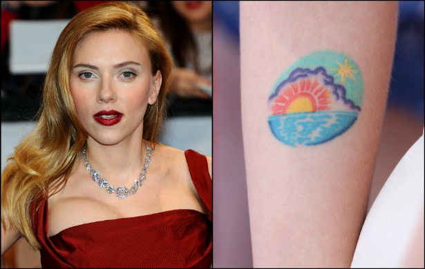 Uma das tatuagens de Scarlett Johansson é um pequeno e colorido desenho de pôr do Sol no antebraço. (Foto: Getty Images)