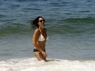 Luiza Brunet exibe corpão em praia do Rio
