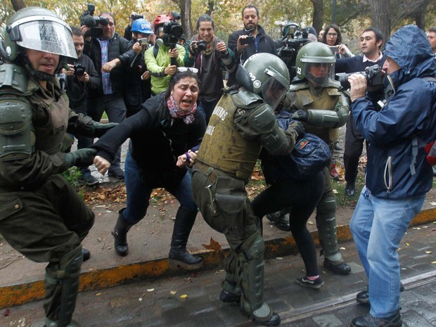 Estudantes e policiais entram em confronto durante manifestação no Chile (Foto: CLAUDIO REYES / AFP)