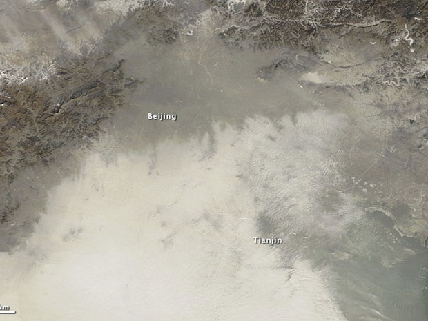 A Agência espacial americana (Nasa) divulga imagem de satélite que mostram a névoa espessa de poluição que cobre Pequim, capital da China, que tem registrado desde o fim da última semana níveis perigosos para a saúde de contaminação. (Foto: Reuters/Nasa/Terra - Modis)