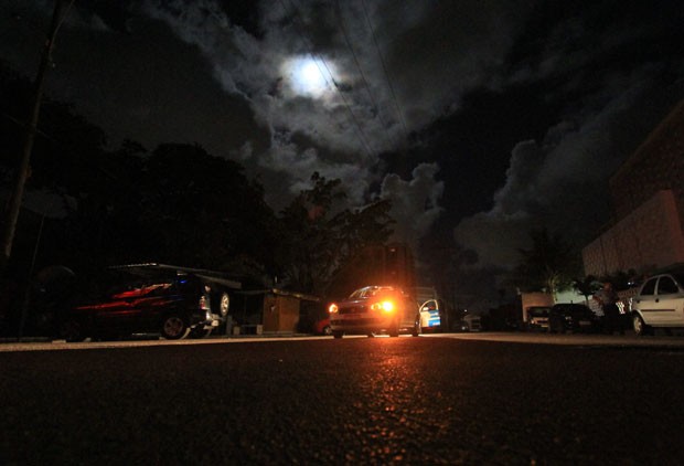 Rua de Recife iluminada por faróis de carros e pela lua (Foto: Heudes Regis/JC Imagem/Estadão Conteúdo)