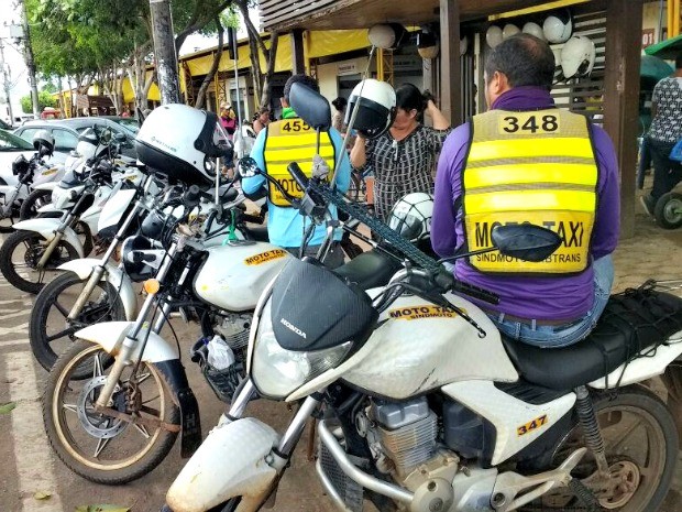 Mototaxista reclama de aumento e diz que categoria vai ser prejudicada  (Foto: Quésia Melo/G1)