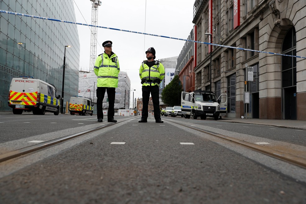 Policiais permanecem nesta quarta-feira (24) perto da Manchester Arena, no Reino Unido, onde um atentado deixou dezenas de mortos e feridos após um show de Ariana Grande   (Foto: Peter Nicholls/ Reuters)