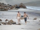 Integrantes do McFly se divertem em praia do Rio