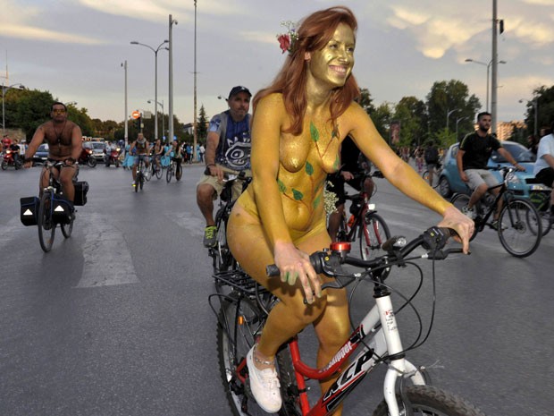Ciclista em Thessaloniki, na Grécia, participa do movimento 'World Naked Bike Ride' (Foto: Alexandros Avramidis/Reuters)