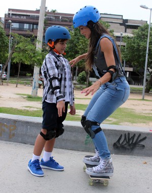 Kaue mostra para Carla Prata como se equilibrar no skate (Foto: Arquivo Pessoal)