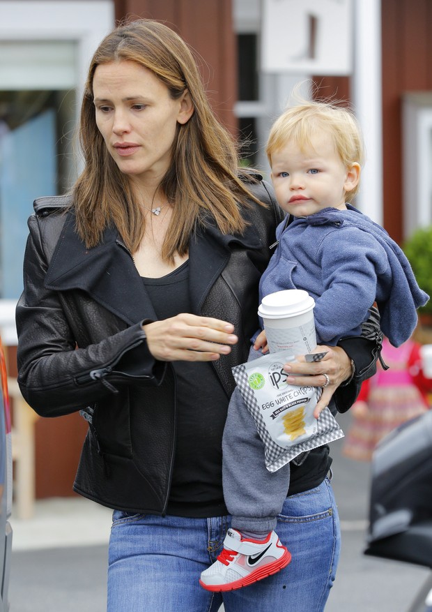EGO - Jennifer Garner passeia com o filho, Samuel - notícias de Famosos