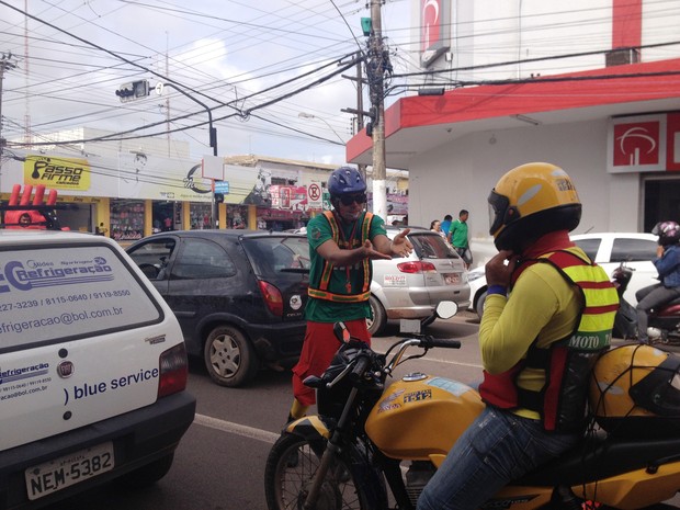 G Blitz Conscientiza Motoristas A N O Jogarem Lixo Nas Ruas De