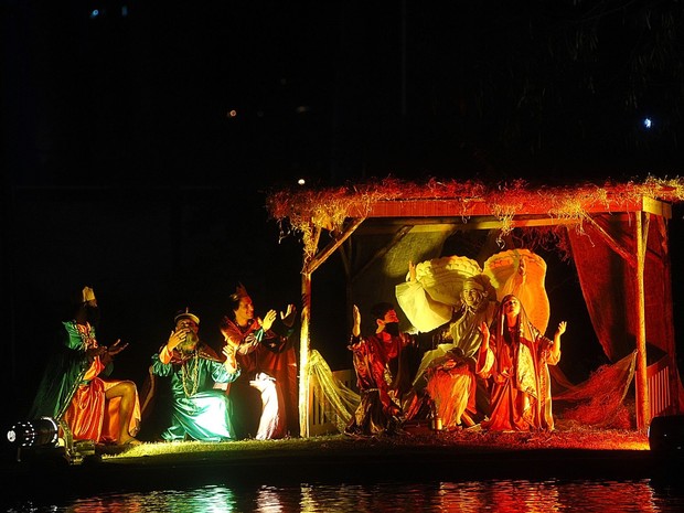 Atores encenam o nascimento de Jesus Cristo no último espetáculo do ano. (Foto: Magia de Natal/Divulgação)