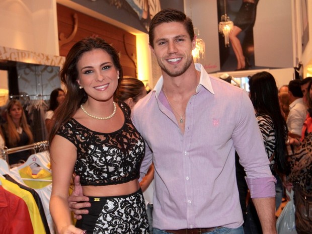 Kamilla e Jonas em loja em São Paulo (Foto: Leo Franco / AgNews) Kamilla e Jonas em loja em São Paulo (Foto: Leo Franco / AgNews)