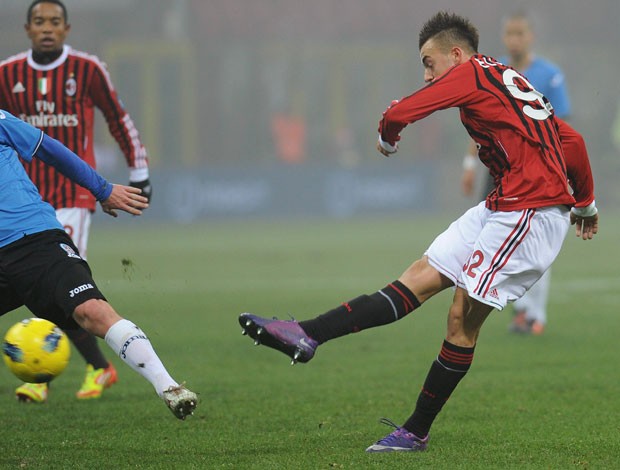 El Shaarawy chuta para marcar gol do Milan sobre o Novara (Foto: Getty Images)