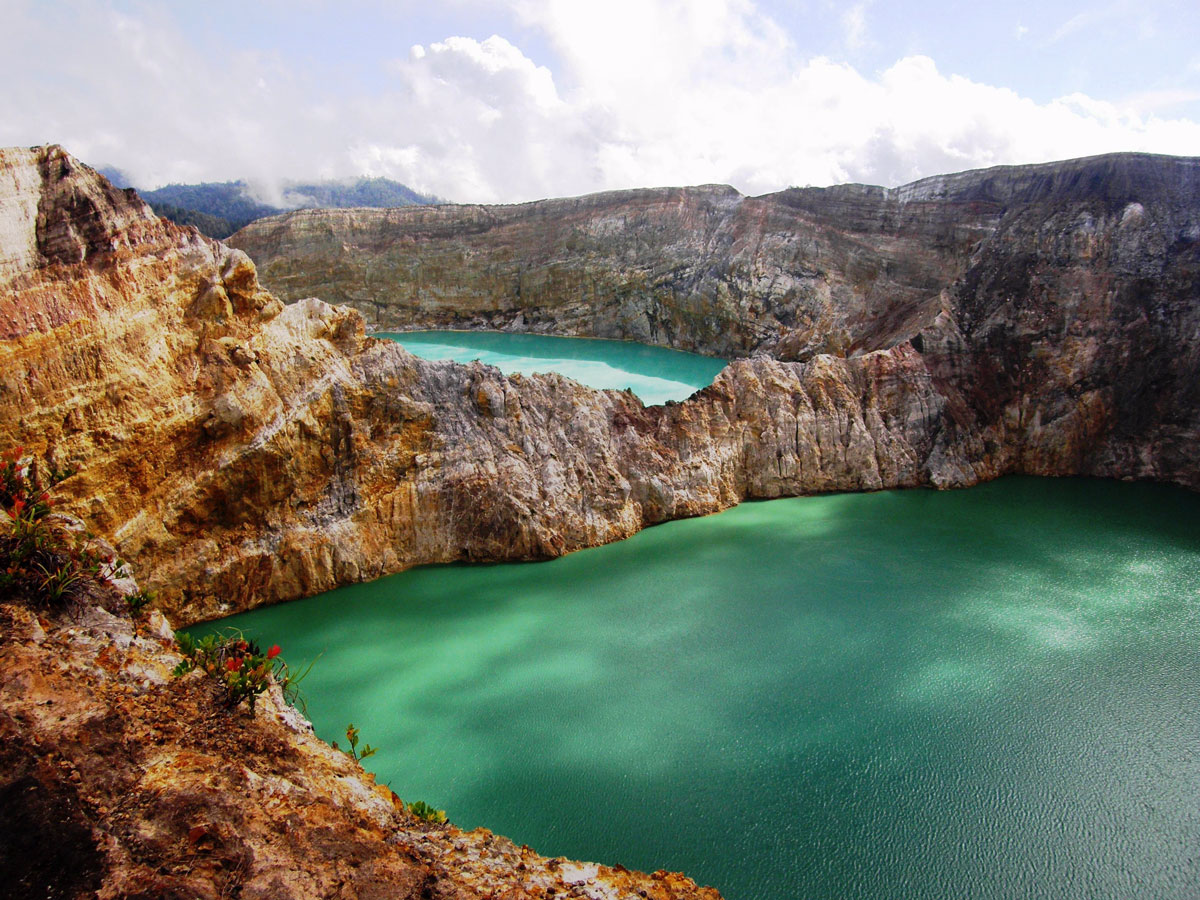 Nas ilhas indonésias Flores, o vulcão Kelimutu é o lar de três lagos coloridos, que variam da cor turquesa ao verde vivo. As águas são extremamente densas, adicionando ainda mais ‘agressividade’ à paisagem. (Foto: Reprodução)