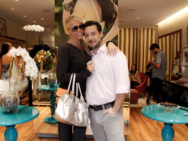 Adriane Galisteu com o marido, Alexandre Iódice, em inauguração de loja em São Paulo (Foto: Marcos Ribas/ Foto Rio News)