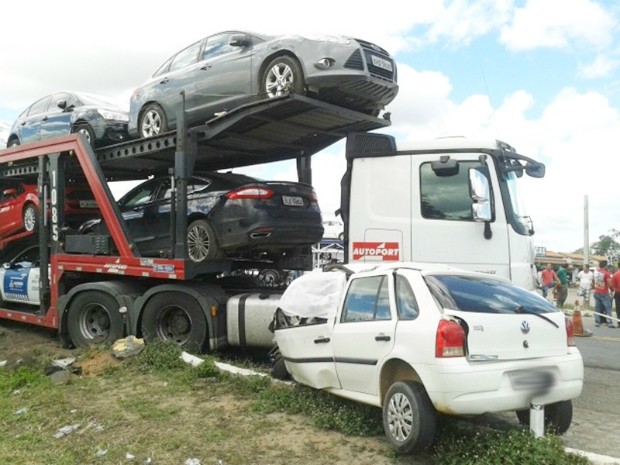 Ao tentar desviar de carreta, carro colidiu com caminhão cegonha (Foto: Leandro Alves/Blog Bahia na Mídia)