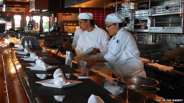 No Top of the Market, os cozinheiros fazem um "show" para os clientes sentados ao balcão (Foto: Divulgação/BBC)