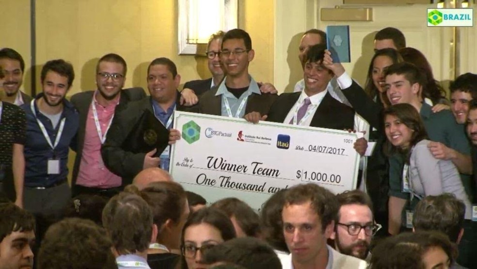 Estudantes do IFPB receberam o prêmio de mil dólares por projeto de chupeta eletrônica no HackBrazil (Foto: Reprodução/Site do Brazil Conference at Harvard & MIT)
