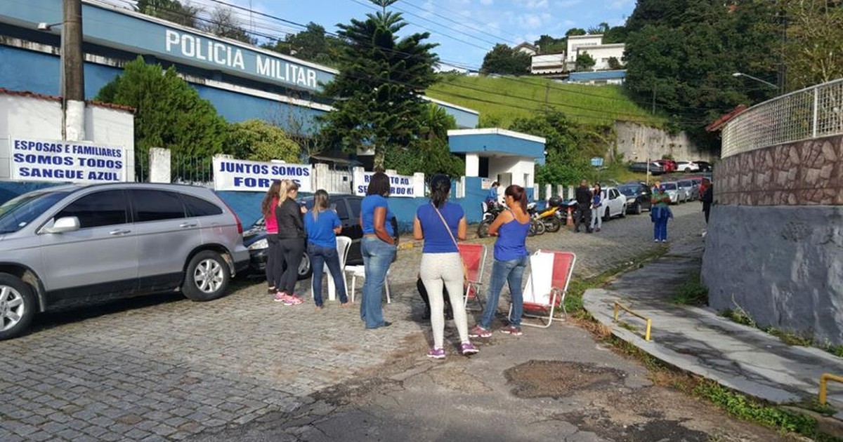 G1 - Parentes de PMs ocupam entrada de batalhões na Serra do ... - Globo.com