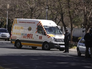 A ambulância transportando Nelson Mandela chega à casa do ex-presidente da África Sul em Johannesburgo. Ele ficou quase três meses internado (Foto: Denis Farrell/AP)