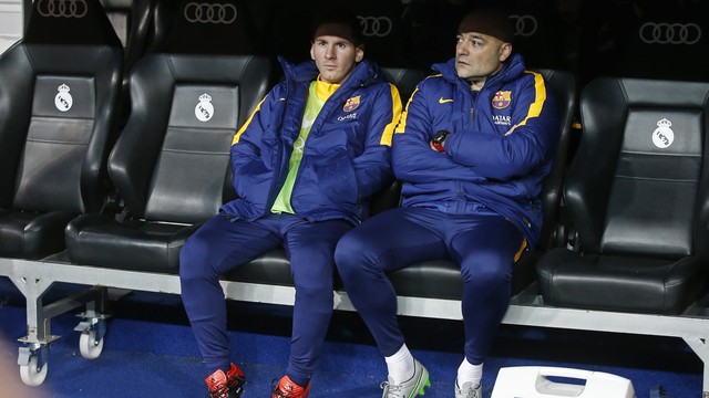 Messi no banco de reservas do Barcelona (créditos: Reuters)
