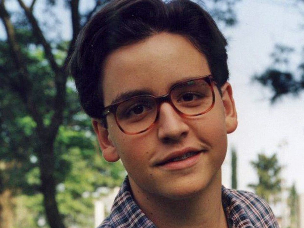 Wagner Santisteban como o Basílio de Sandy & Junior (Foto: TV Globo)