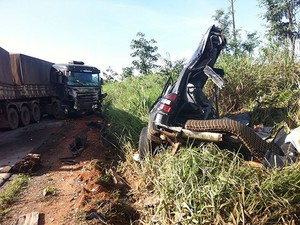 Carro ficou em três partes após bater de frente com carreta na BR-163. (Foto: William Eduardo/TV Arinos)