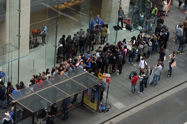 Fila de consumidores esperando para comprar o iPhone 6 em Sydney, na Austrália (Foto: AFP)