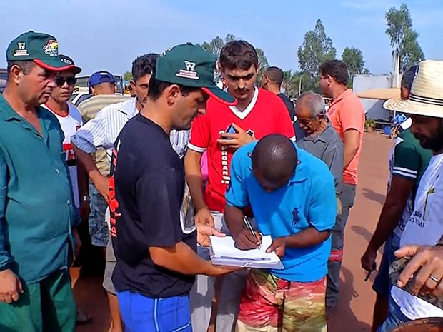 Garimpeiros recolhem assinatura e tentam criar associação (Foto: Reprodução/TVCA)