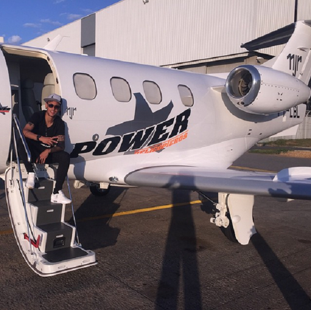 Neymar em jatinho no Brasil