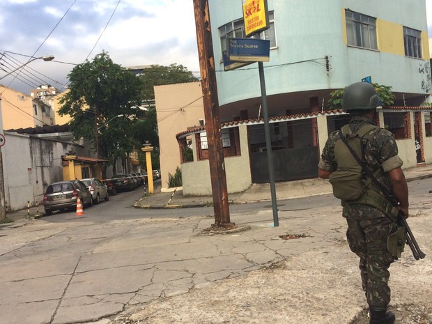 ExÃ©rcito cerca MaracanÃ£ para treinamento da abertura dos Jogos (Foto: Fernanda Rouvenat/G1)