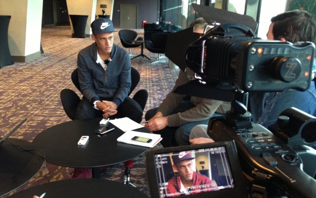 Neymar dá entrevista à imprensa alemã em Londres (Foto: Reprodução/Twitter)