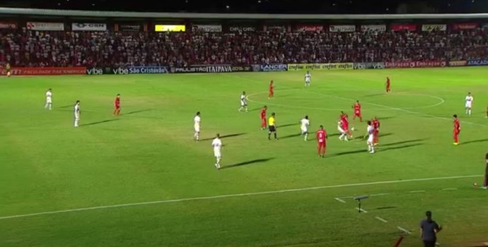 Audax com oito jogadores no campo de ataque. Nada de jogar como time pequeno (Foto: reprodução)