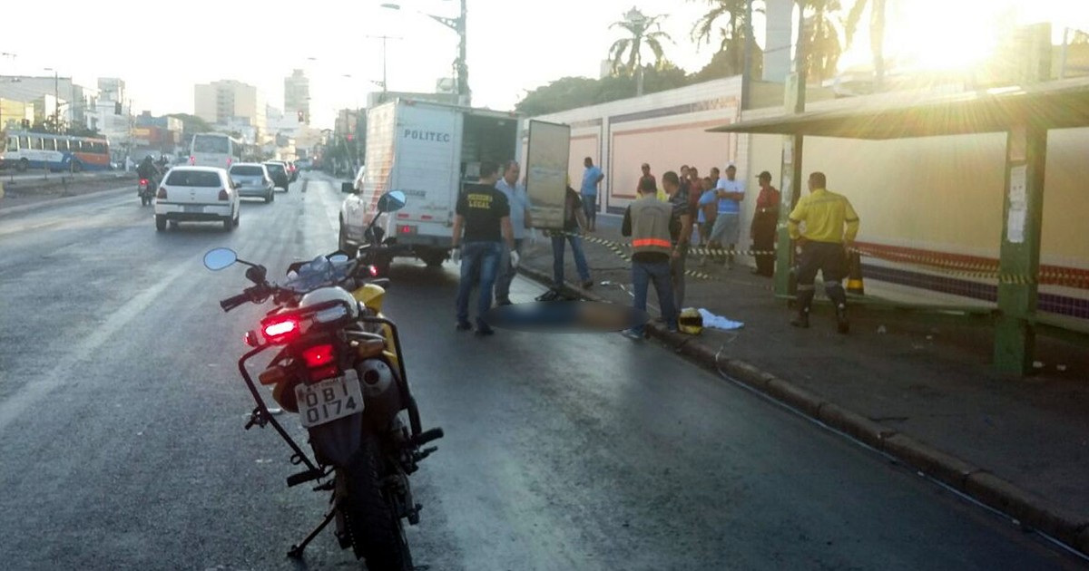 G1 Motociclista morre após bater contra poste de iluminação em Cuiabá