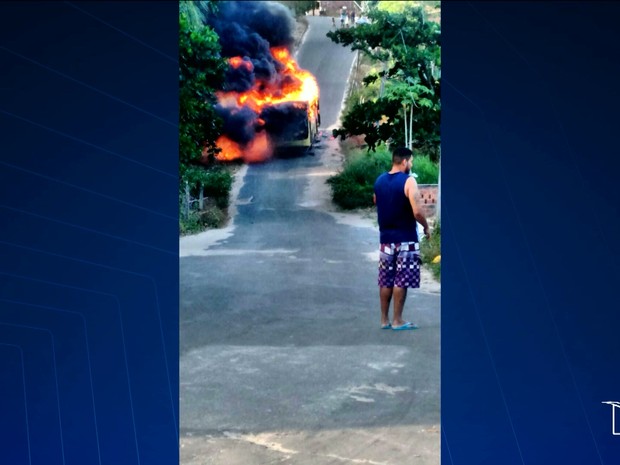 Criminosos atearam fogo em um ônibus na região do Tibirizinho em São Luís (Foto: Reprodução/TV Mirante)