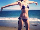 Paris Hilton mostra barriga negativa na praia e compartilha foto na web