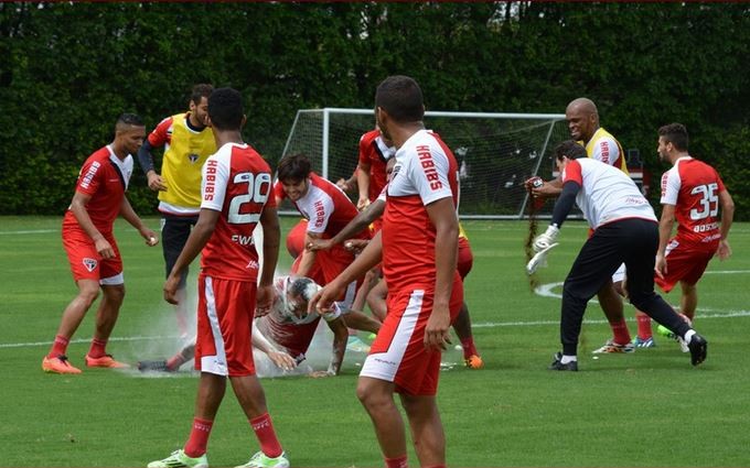 Luis Fabiano toma ovada em treino do São Paulo (Foto: Divulgação/saopaulofc.net)