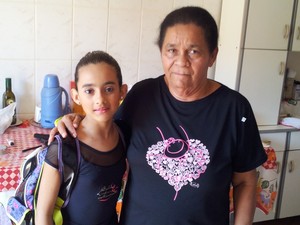 Larissa e sua avó (Foto: Leandro Nossa / G1 ES)