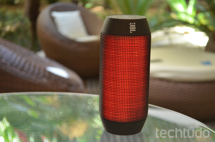 JBL Pulse possui conexão via bluetooth e tela iluminada por LED (Foto: Luciana Maline/TechTudo) JBL Pulse possui conexão via bluetooth e tela iluminada por LED (Foto: Luciana Maline/TechTudo)