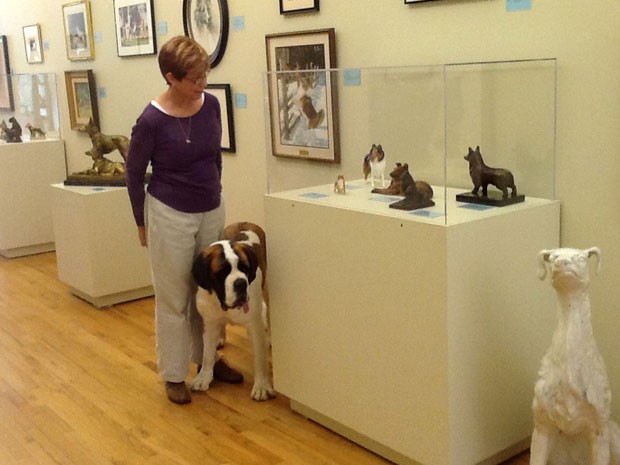 Visitante passeia com seu cachorro no Museu do Cão (Foto: American Kennel Club Museum of the Dog, Diane Saltzman/AP)
