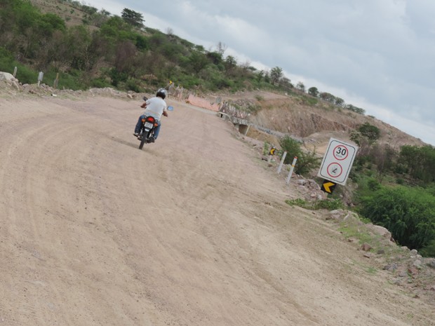 Ponte em Araripina tem placas que indicam que ali foi um canteiro de obras. (Foto: Katherine Coutinho/G1)