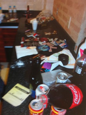 Polícia encontrou bebidas no apartamento (Foto: Divulgação)