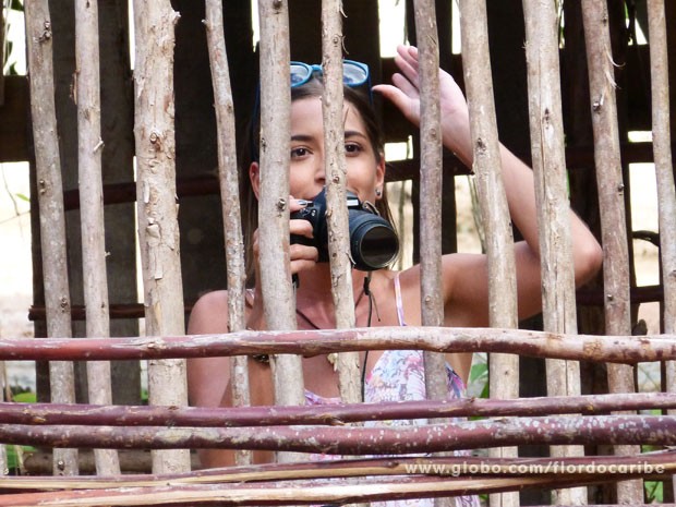 Carol vai à loucura com seus cliques (Foto: Flor do Caribe / TV Globo)
