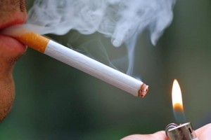 Um em cada dez brasileiros mantém o hábito de fumar (Foto: Eric Feferbeg / AFP)