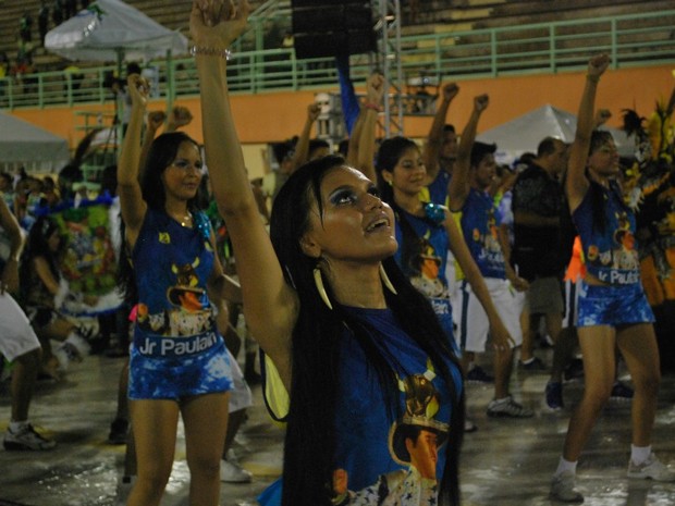 Dançarina do Caprichoso faz coreografia na abertura do Caranaboi 2013, em Manaus (Foto: Tiago Melo/G1 AM)