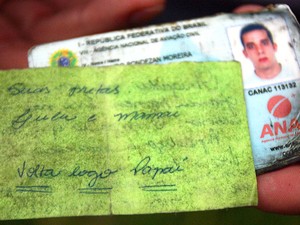 Verso do bilhete traz a frase 'Volta logo, papai' (Foto: Assis Cavalcante / Agência BOM DIA)