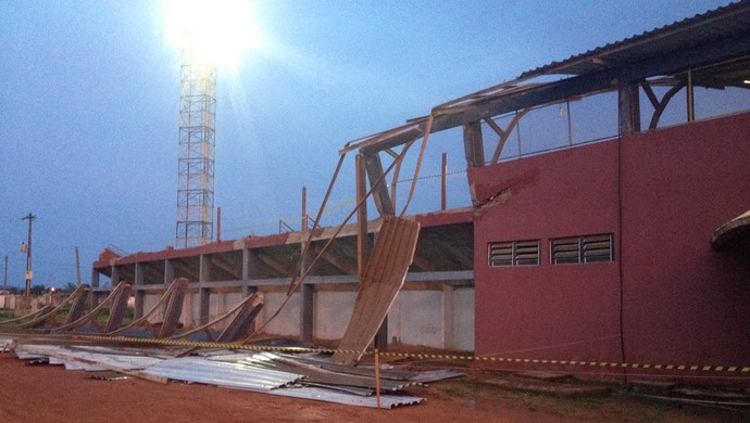Estádio João Saldanha teve parte das arquibancadas destrídas por chuva de granizo, em RO (Foto: Junior Freitas)