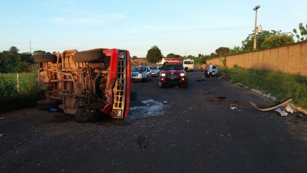 Motorista da caminhonete não teve ferimentos graves (Foto: Corpo de Bombeiros/Divulgação)