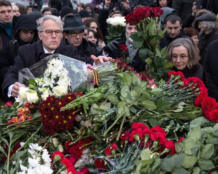 Flores são depositadas em local onde o opositor russo Boris Nemtsov foi assassinado em Moscou